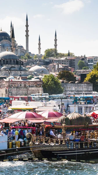 People celebtare Fin du Ramadan à Istanbul — Photo