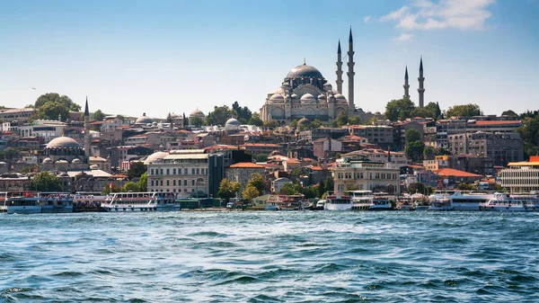 Haliç kanal ve Istanbul şehir manzarası