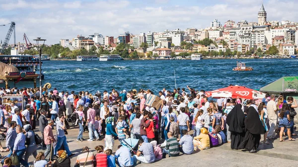 Много людей на набережной Золотого Рога в Стамбуле — стоковое фото