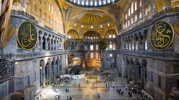 Interiér staré baziliky Hagia Sophia — Stock fotografie