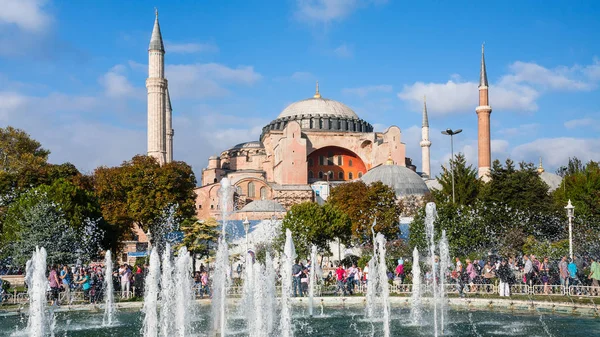 Hagia Sophia basiliek en Sultanahmet plein — Stockfoto