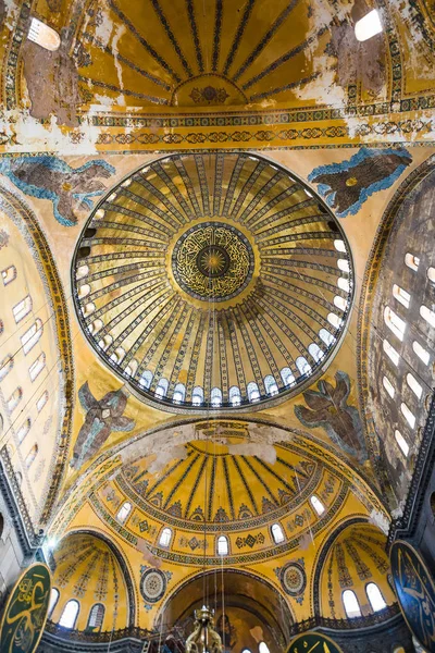 Dóm starobylé baziliky Hagia Sofia v Istanbulu — Stock fotografie