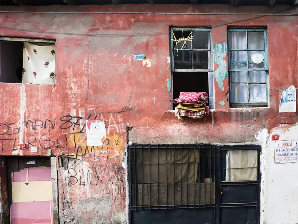 Fachada da casa urbana no antigo bairro de Istambul — Fotografia de Stock