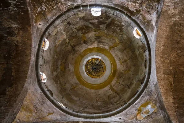在托普卡匹古代圣索非亚大教堂艾琳教堂的圆顶 — 图库照片