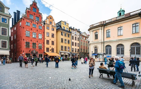 Turisté na nejstarší středověké Stortorget náměstí — Stock fotografie