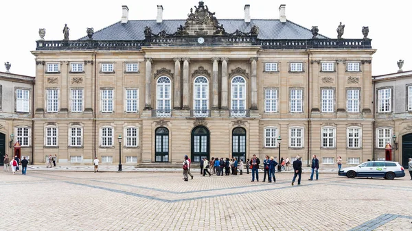 Turisti vicino a Palazzo Cristiano VIII ad Amalienborg — Foto Stock