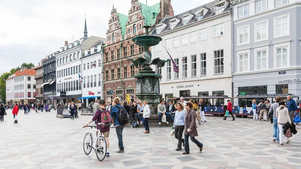 Lidé v okolí čáp kašna na náměstí Amagertorv — Stock fotografie