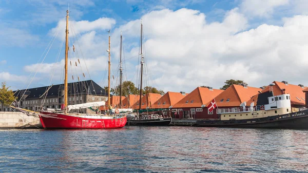 Case residenziali e navi a vela a Copenaghen — Foto Stock