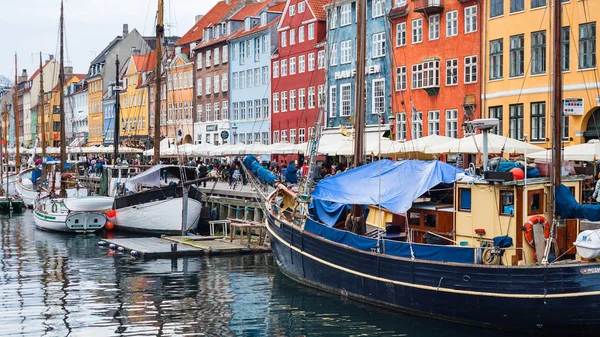 Перегляд порту Нюхавн та забезпечує в Копенгагені місто в осінь — стокове фото
