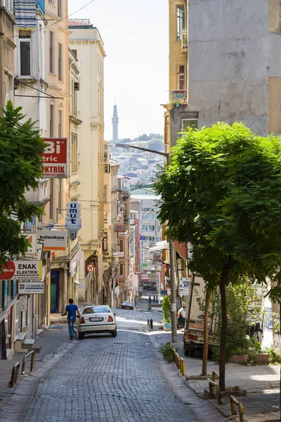 Узкая улица в европейском районе Стамбула — стоковое фото