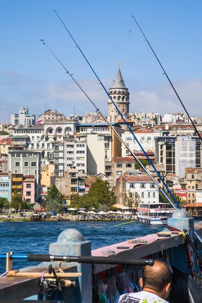 Pont de Galata et vue sur la Tour à Istanbul — Photo