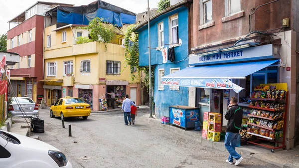 Residential street in asian district of Istanbul — Stock Photo, Image