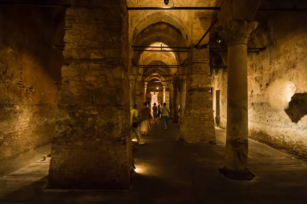 Interior de la antigua Cisterna Nakkas en Estambul — Foto de Stock