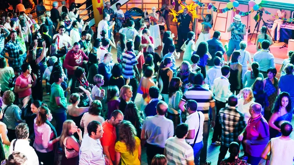 Passeggeri sulla festa di ballo durante la crociera sul transatlantico — Foto Stock