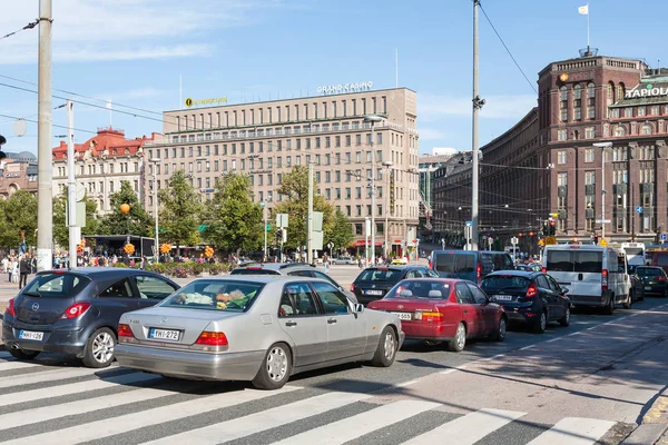 Tráfico en el steet Kaivokatu en la ciudad de Helsinki — Foto de Stock