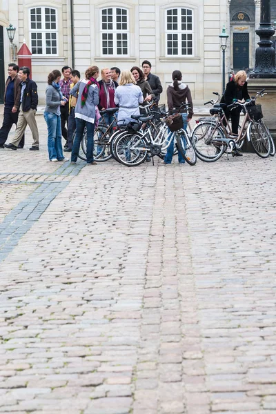 Turyści rowerów na placu w Amalienborg — Zdjęcie stockowe