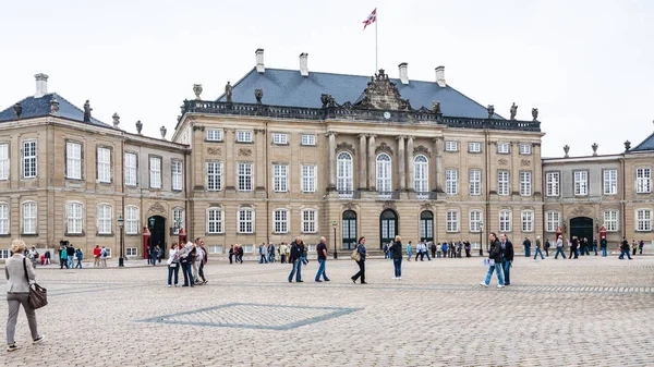 Visitors near royal Palace in Amalienborg — Stock Photo, Image