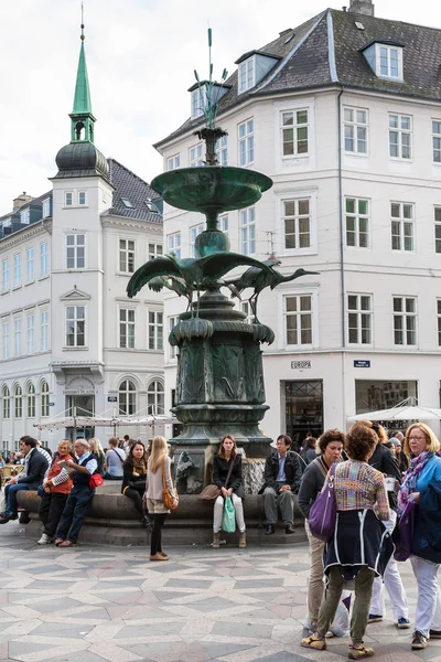 Turister nära Stork fontänen på amager square — Stockfoto