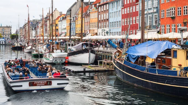 Excursão de barco no porto de Nyhavn em Copenhague — Fotografia de Stock