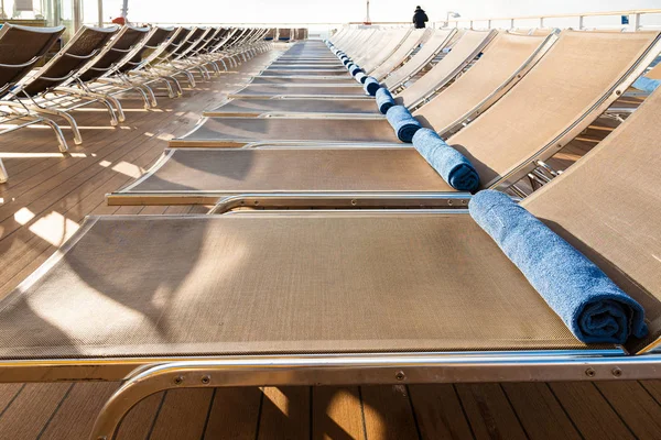 Zona de salón al aire libre en popa de crucero —  Fotos de Stock