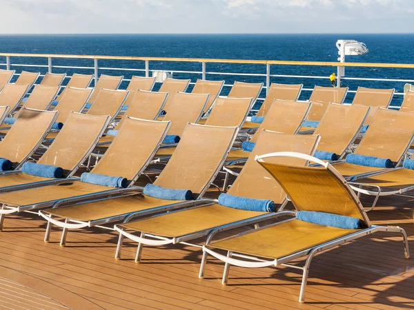 Cadeiras no convés ao ar livre na popa do navio de cruzeiro — Fotografia de Stock