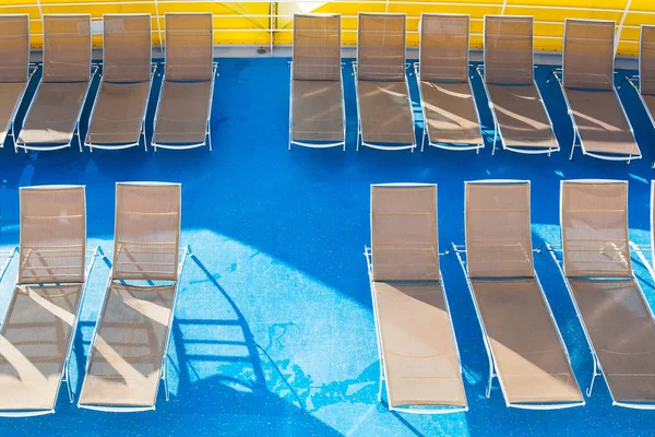 日光浴区空椅的最高景观 — 图库照片