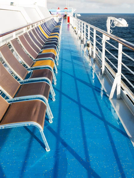 Rij van lege zonnebaden stoelen op het dek — Stockfoto