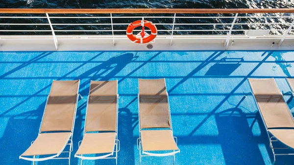 Bovenaanzicht van de stoelen op het bovendek van cruise liner — Stockfoto