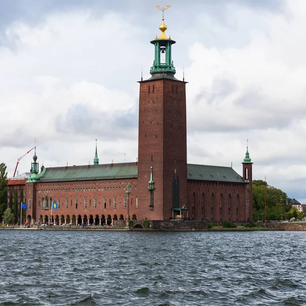 Vista del Ayuntamiento de Estocolmo desde el agua — Foto de Stock