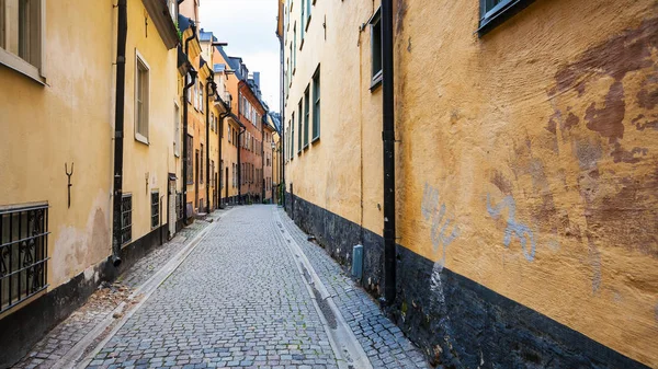 Rua pedonal Prastgatan na cidade de Estocolmo — Fotografia de Stock