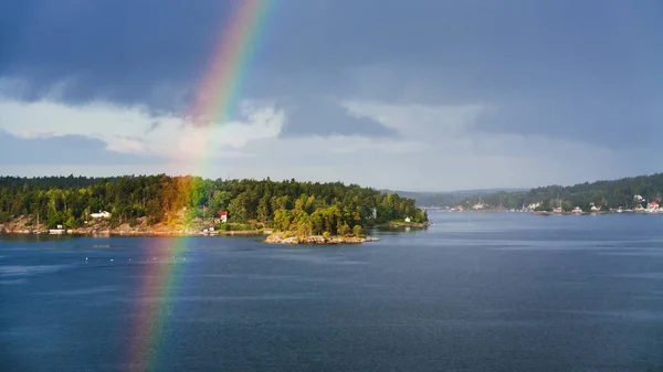 Yerleşim ve rainbow ile yeşil ada — Stok fotoğraf