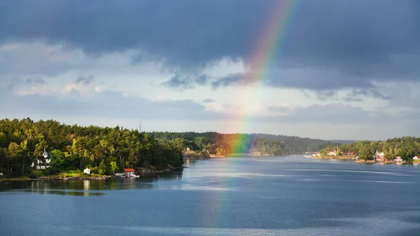 Panorama zelené pobřeží s vesnicemi a rainbow — Stock fotografie