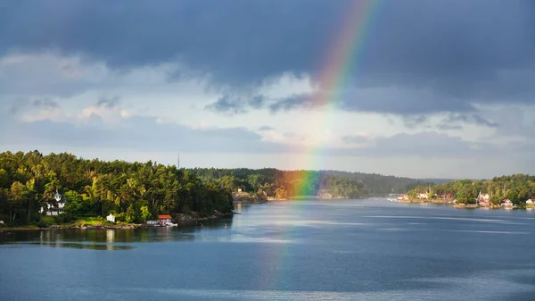 Panorama av gröna kusten med byar och regnbåge — Stockfoto