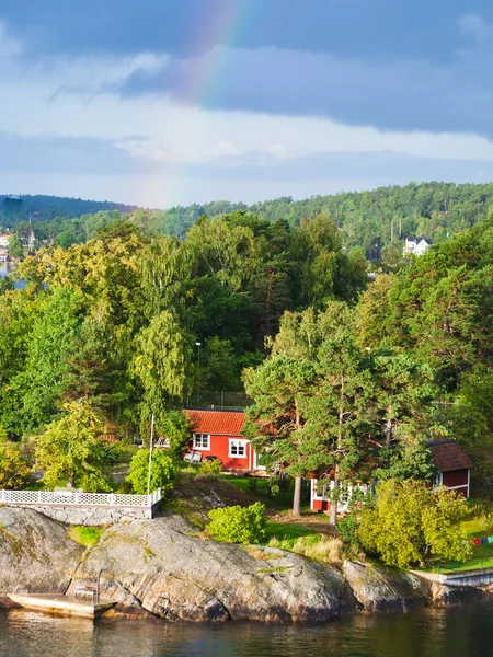 Stuga i gröna skogen på sten ö — Stockfoto