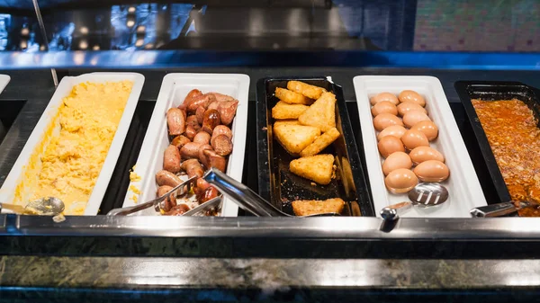 Samoobsługowe śniadanie w formie bufetu z posiłków na śniadanie — Zdjęcie stockowe