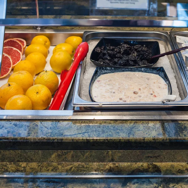 Samoobslužný bufet s studenou snídaní — Stock fotografie