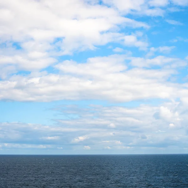 Nubes blancas bajas en el cielo azul sobre el mar Báltico — Foto de Stock