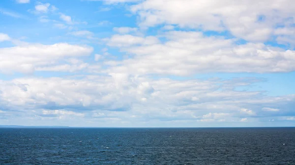 Nuvens brancas no céu azul sobre o Mar Báltico no outono — Fotografia de Stock