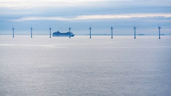 Feribot lângă parcul eolian offshore în amurg de dimineață — Fotografie, imagine de stoc