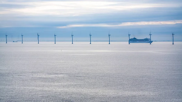 Linie de croazieră lângă parcul eolian offshore dimineața — Fotografie, imagine de stoc