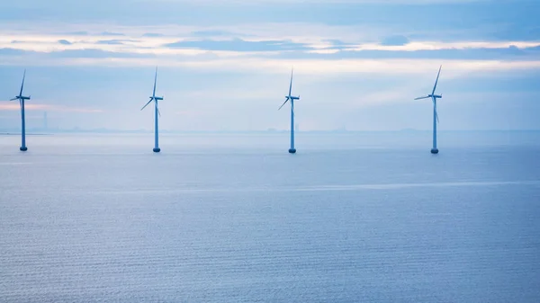 Eaux calmes de la mer Baltique avec parc éolien offshore — Photo