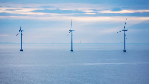 Turbinen eines Offshore-Windparks in der Morgendämmerung — Stockfoto