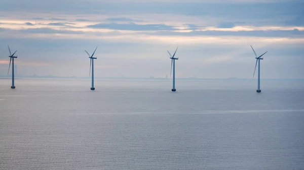 Vista del parco eolico offshore al crepuscolo del mattino — Foto Stock