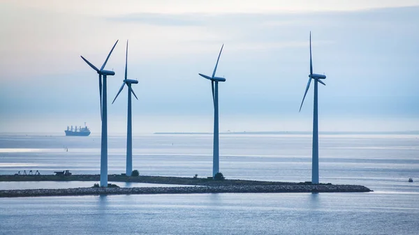 Turbiny na wyspie farm wiatrowych w morzu — Zdjęcie stockowe