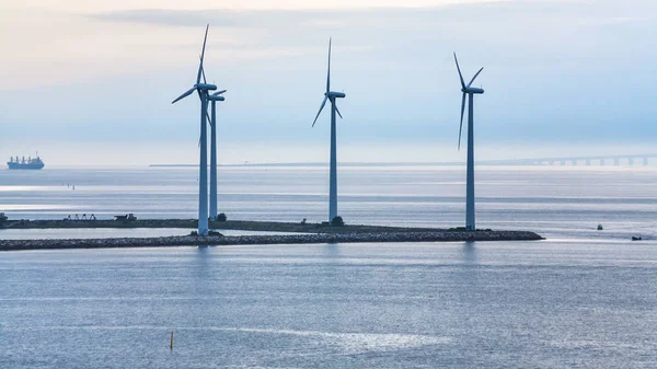 Turbíny na zem pobřežní větrné farmy — Stock fotografie