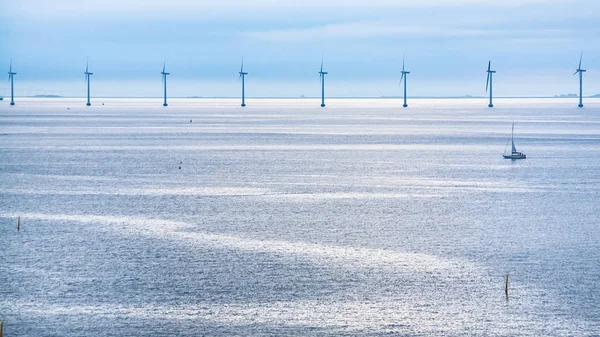 Спокойное Балтийское море с оффшорной ветряной электростанцией утром — стоковое фото