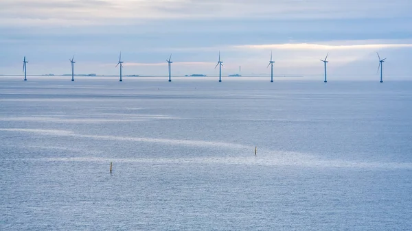 Панорама Балтийского моря с оффшорной ветроэлектростанцией — стоковое фото