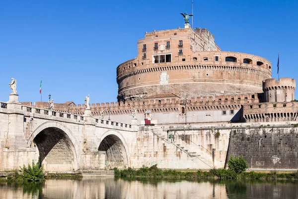 Kasteel van de St Angel en de brug in de stad Rome — Stockfoto