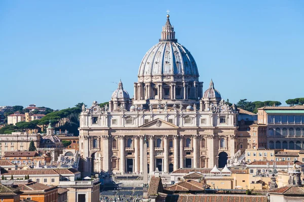 Pauselijke Basiliek van St. Peter en het plein in Vaticaan — Stockfoto