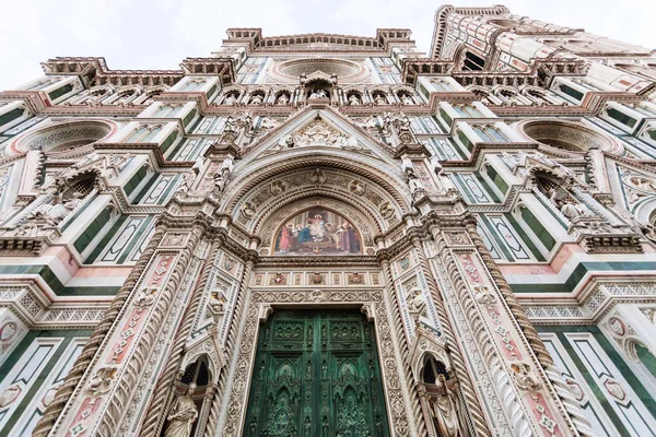 Fasáda katedrály Duomo Florencie v ranních hodinách — Stock fotografie